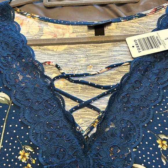 Torrid Floral Top 4x - Picture 2 of 6